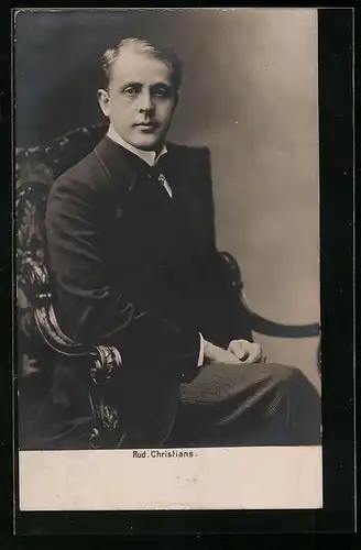 AK Schauspieler Rudolf Christians sitzend im Anzug