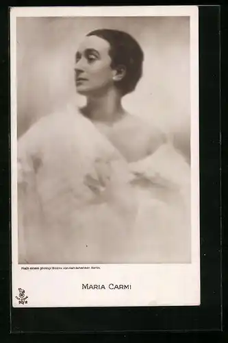 AK Schauspielerin Maria Carmi in verführerischer Pose im weissen Pelzmantel