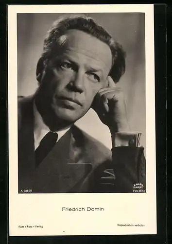 AK Schauspieler Friedrich Domin mit abstützender Hand