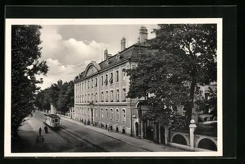 Lithographie München, Ismaningerstrasse mit Krankenhaus rechts der Isar, Strassenbahn