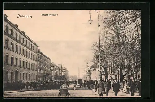 AK München, Briennerstrasse mit Soldaten