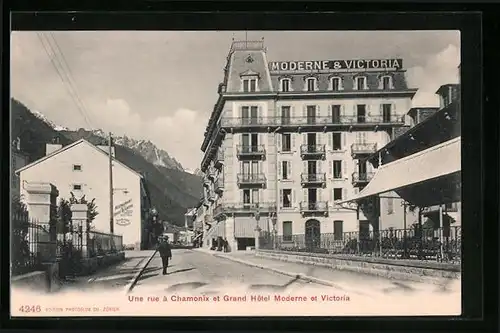 AK Chamonix, Une rue et Grand Hotel Moderne et Victoria