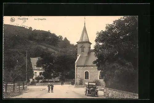 AK Hastière, Blick zur Kapelle mit Fussgängern und Auto