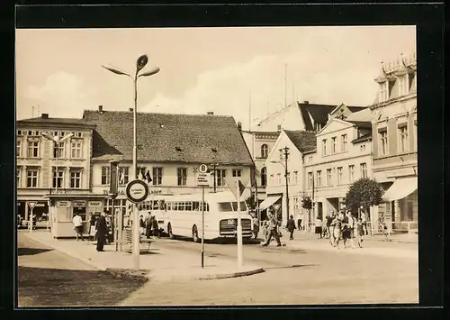 AK Ueckermünde, Ortsansicht über den belebten Karl-Marx-Platz mit Busbahnhof