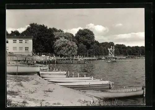 AK Löcknitz /Pasewalk, Freibad am Grossen See mit Booten