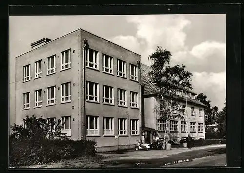 AK Boltenhagen, Gebäudeansicht des Ostseebad-Krankenhauses mit Besuchern