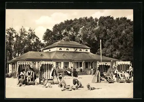 AK Ueckermünde, HO-Gaststätte im Strandbad mit Besuchern