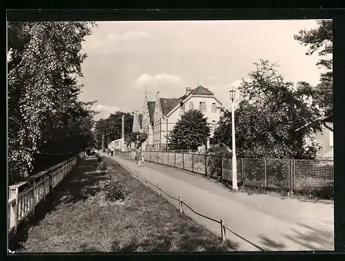 AK Ostseebad Lubmin, Strassenpartie mit Philipp-Müller-Heim