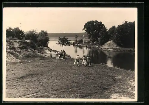 AK Lenz / Plau am See, Badegäste auf dem Weg zum See
