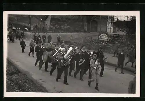 Foto-AK Meersburg, Fastnacht, Narrenkapelle im Festzug