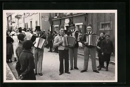 Foto-AK Meersburg, Fastnacht, Akkordeonspieler im Festzug