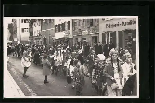 Foto-AK Meersburg, Fastnacht, Kinder im Festzug