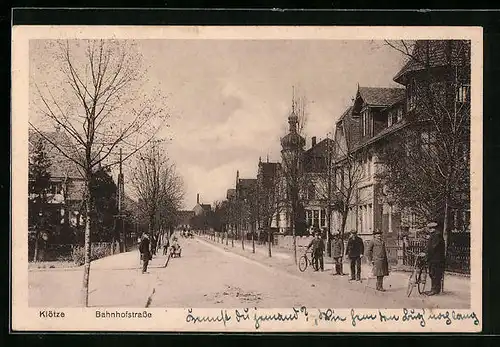 AK Klötze, Bahnhofstrasse mit Anwohnern