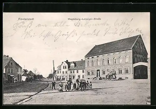 AK Förderstedt, Passanten in der Magdeburg-Leipziger-Strasse