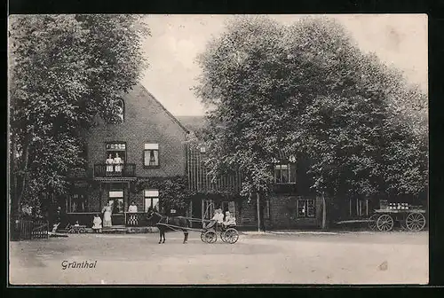 AK Grüntal / Dörphof, Passanten vor einem Geschäftshaus