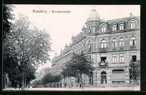 AK Radeberg, Passanten in der Dresdnerstrasse