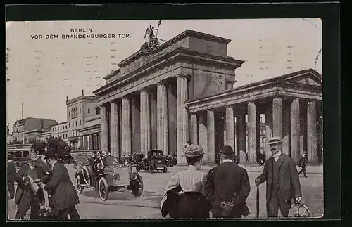 AK Berlin, Berlin, Strassenverkehr vor dem Brandenburger Tor