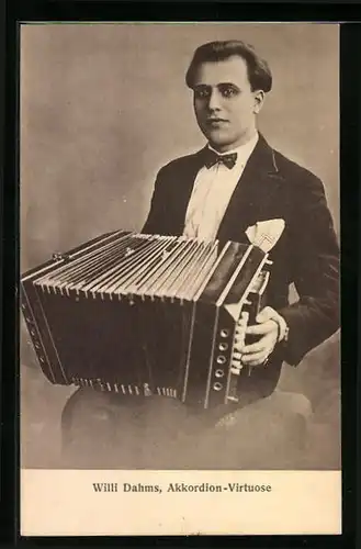 AK Willi Dahms, der Akkordion-Virtuose im Abendanzug, Musiker