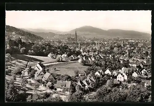 AK Freiburg im Schwarzwald, Blick über die gesamte Stadt zum Dom hin