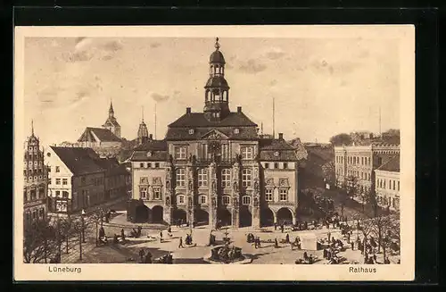 AK Lüneburg, Passanten am Brunnen vor dem Rathaus