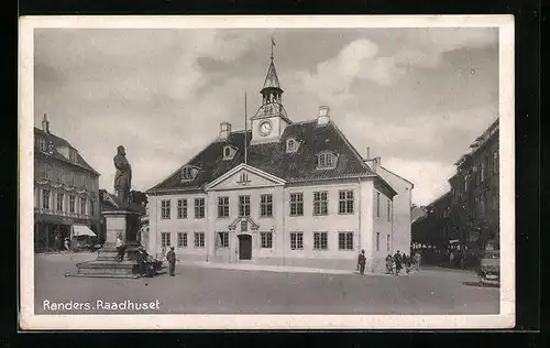 AK Randers, Raadhuset, Männer am Denkmal