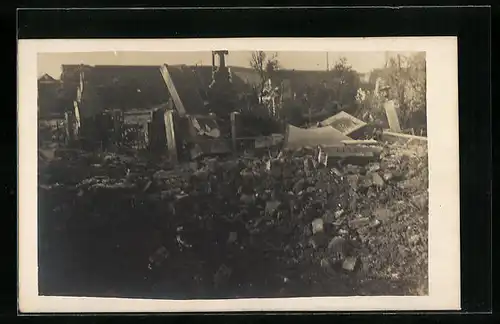 AK Sallaumines, im zerstörten Haus