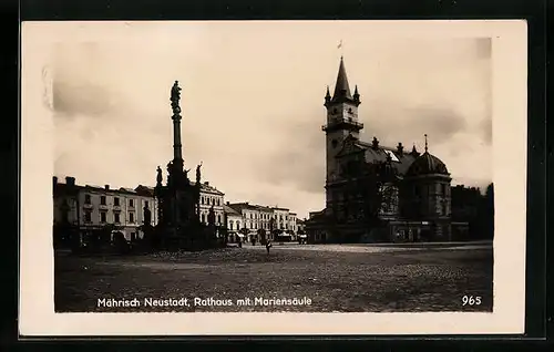 AK Neustadt in Mähren, Rathaus mit der Mariensäule