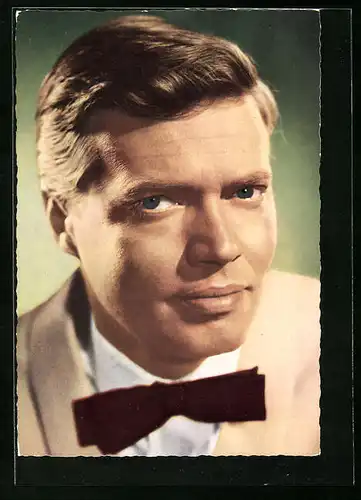 AK Schauspieler Karlheinz Böhm mit Fliege im Jackett