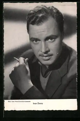 AK Schauspieler Ivan Desny eine Zigarette rauchend