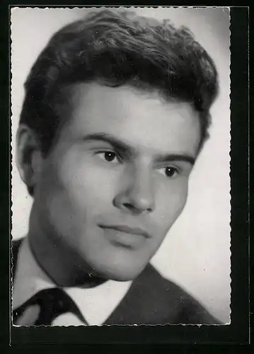 AK Schauspieler Horst Buchholz mit nachdenklichem Blick