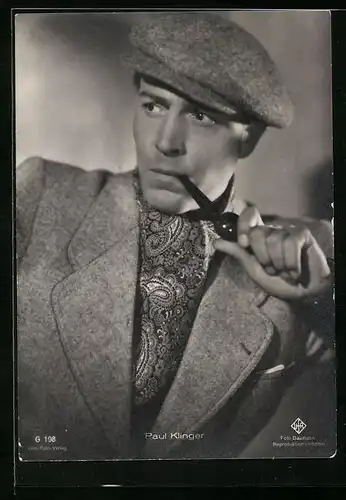 AK Schauspieler Paul Klinger mit Mütze im Anzug seine Pfeife rauchend