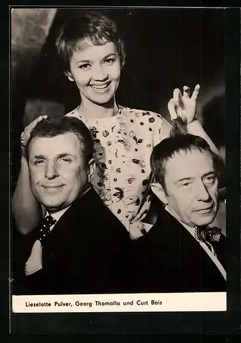 AK Schauspieler Lieselotte Pulver, Georg Thomalla und Curt Bois in einer vertrauten Pose