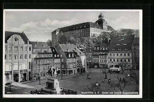AK Weissenfels a. S., Markt mit Geschäften und Schloss Augustusburg