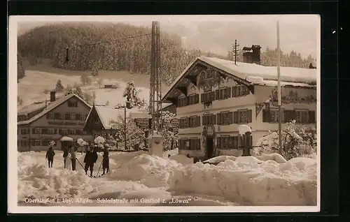 AK Oberstaufen i. bay. Allgäu, Schlossstrasse mit Gasthof zum Löwen im Winter