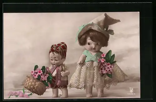 AK Puppen als vermenschlichte Figuren mit Blumen
