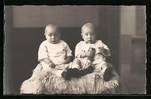 AK Zwei Babys mit einer Puppe