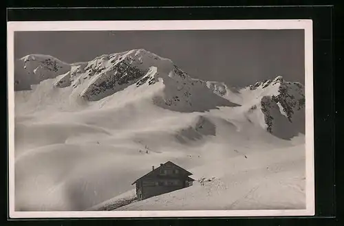 AK Schwarzwasser-Hütte vom Gebirge mit Schnee umgeben