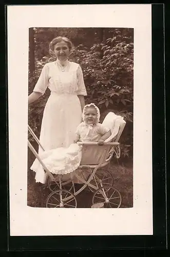 AK Mutter mit Kleinkind im Kinderwagen