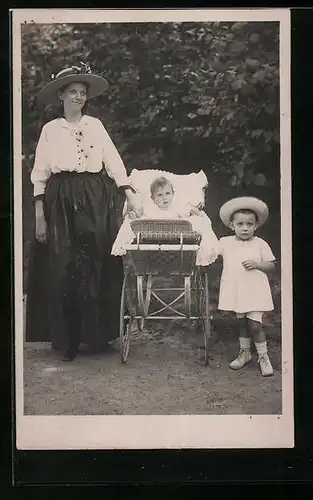 AK Mutter mit Tochter und Kleinkind im Kinderwagen