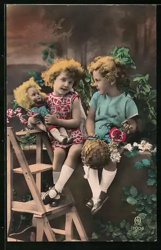 AK Zwei Mädchen und eine Puppe