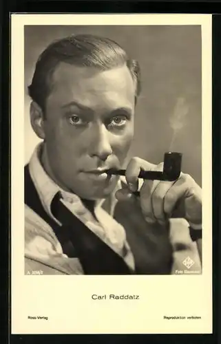 AK Schauspieler Carl Raddatz in einer Filmszene Pfeife rauchend