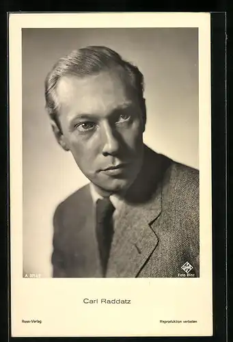 AK Schauspieler Carl Raddatz im Anzug mit ernsten Blick seitlich schauend