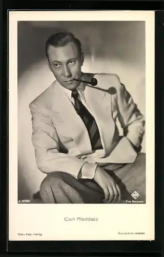 AK Schauspieler Carl Raddatz im Anzug einer Filmrolle Pfeife rauchend