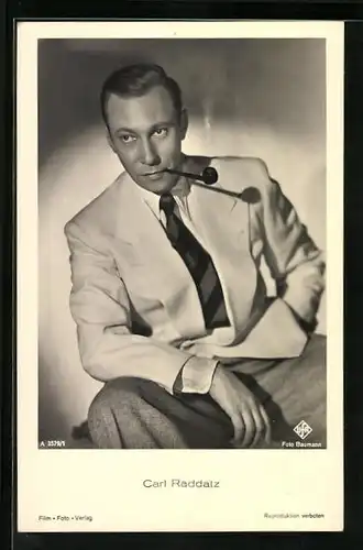 AK Schauspieler Carl Raddatz im Anzug einer Filmrolle Pfeife rauchend