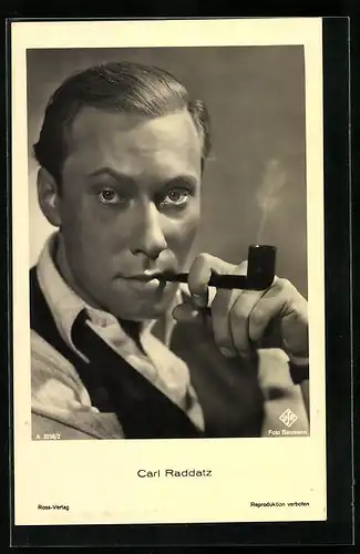 AK Schauspieler Carl Raddatz in einer Filmrolle Pfeife rauchend