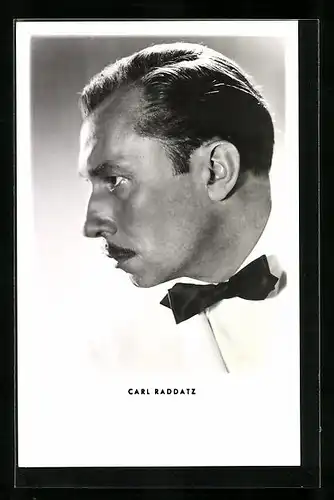 AK Schauspieler Carl Raddatz mit Fliege und ernsten Blick porträtiert