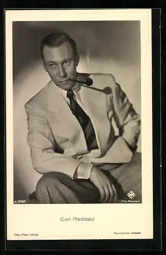 AK Schauspieler Carl Raddatz im Anzug einer Filmrolle Pfeife rauchend