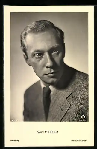 AK Schauspieler Carl Raddatz im Anzug mit ernsten Blick seitlich schauend