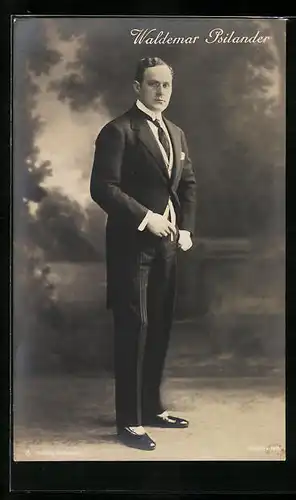 AK Schauspieler Waldemar Psilander im Anzug mit Monokel auf einer Bühne stehend