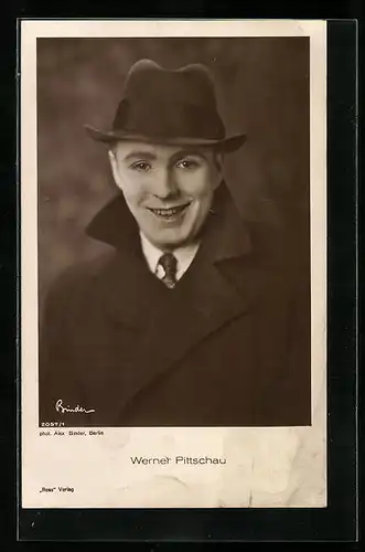 AK Schauspieler Werner Pittschau im Mantel mit Hut lächelnd porträtiert